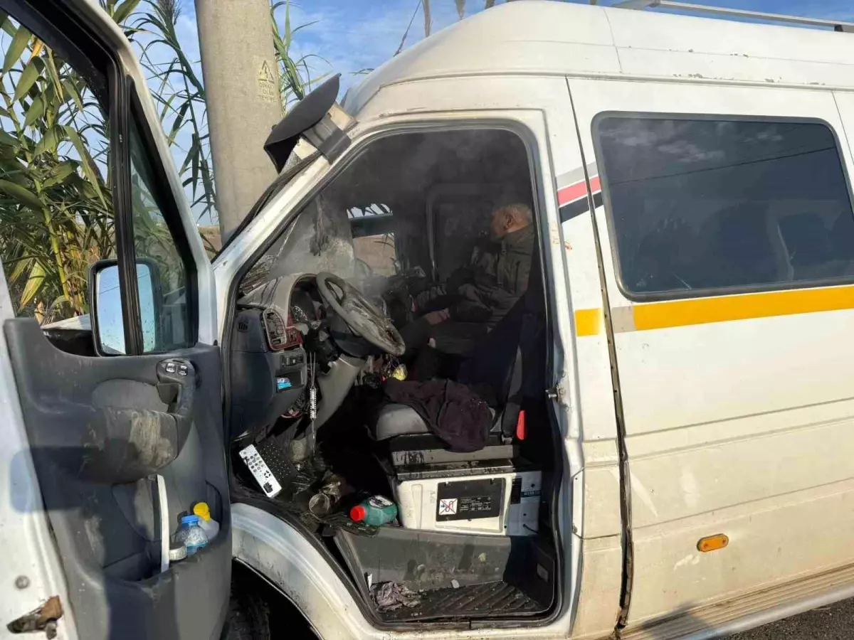 Antalya\'da Minibüs Kazası: 2 Yaralı