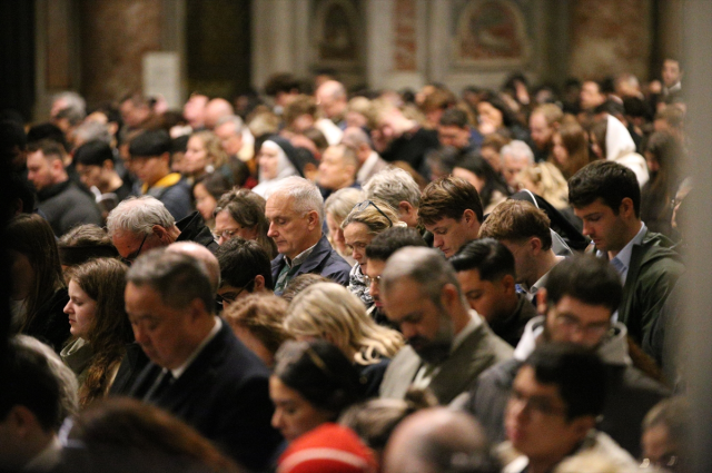 Papa 14. Leo, Vatikan'da ilk kez Noel ayini yönetti