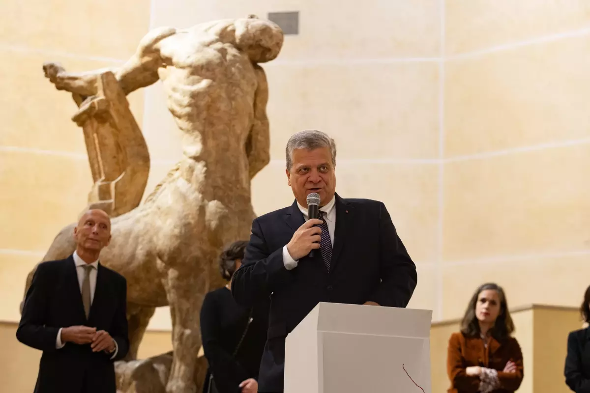 Polonya\'nın Paris Büyükelçisi sahte diploma soruşturması nedeniyle görevden alındı