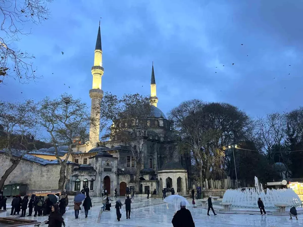 Regaip Kandili\'nde Eyüpsultan Camii\'ne Akın