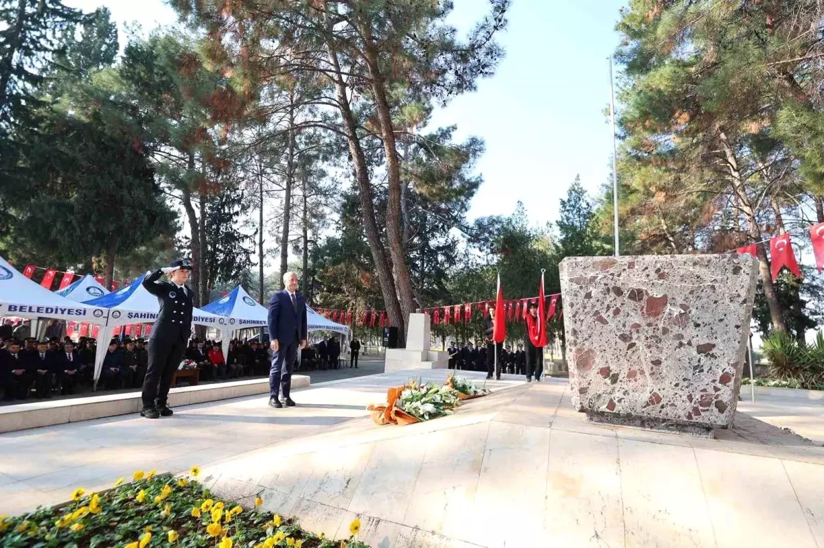 Şahinbey, Antep Savunması\'nın kahramanlarını mezarları başında andı