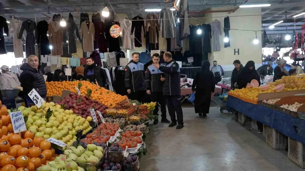 Sultangazi\'de zabıta ekiplerinden pazarlarda denetim