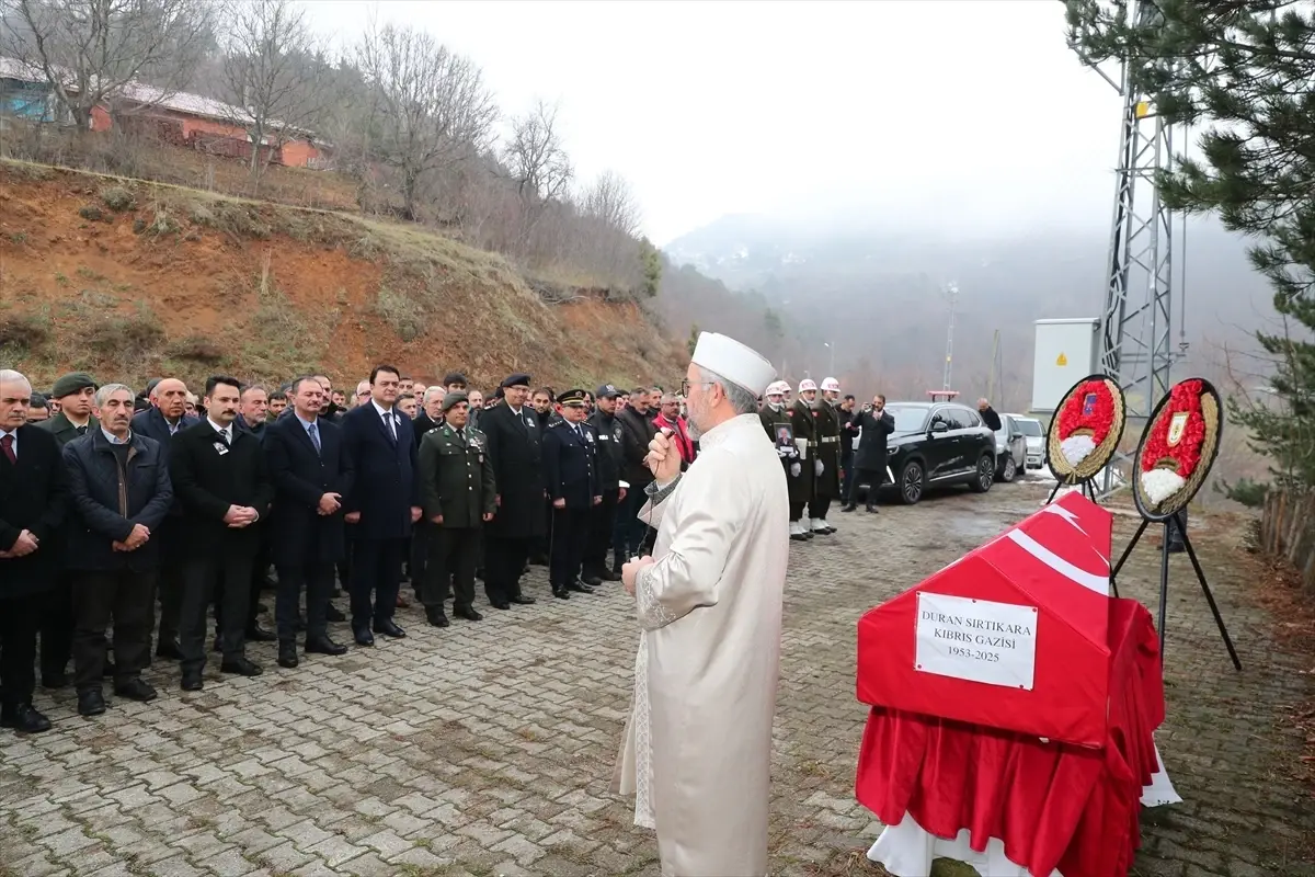 Kıbrıs Gazisi Duran Sırtıkara\'nın Cenazesi Toprağa Verildi