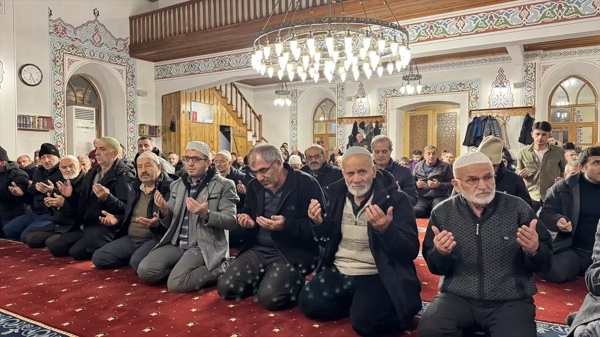 Regaip Kandili Dualarla İdrak Edildi