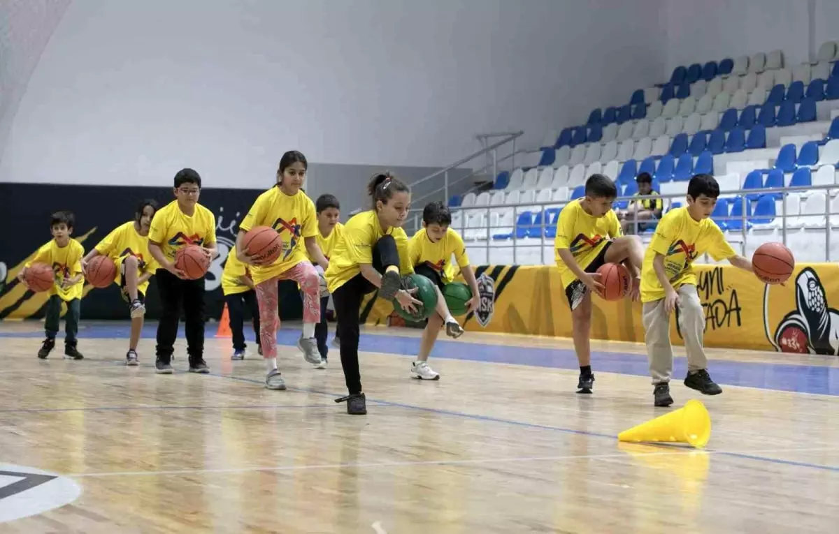 Ücretsiz Basketbol Kursları çocuklara hem spor hem gelecek sunuyor
