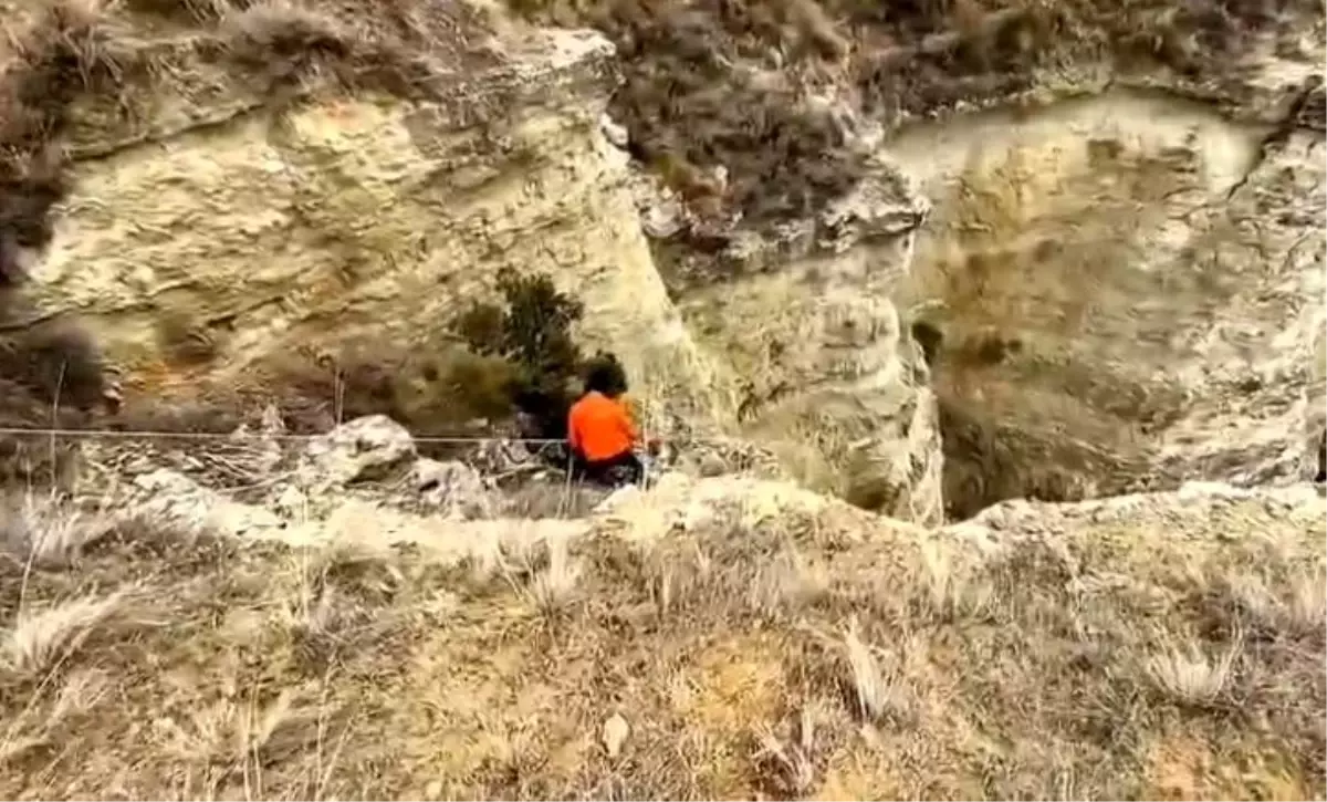 Burdur\'da Avcılar Uçuruma Düşen Köpeği Kurtardı