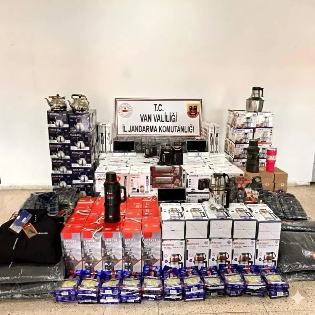 Başkale\'de Gümrük Kaçağı Eşya Operasyonu