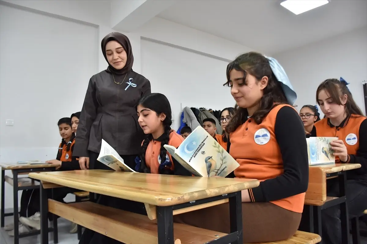 Öğrencilerden Doğu Türkistan İçin Şiir Kitabı