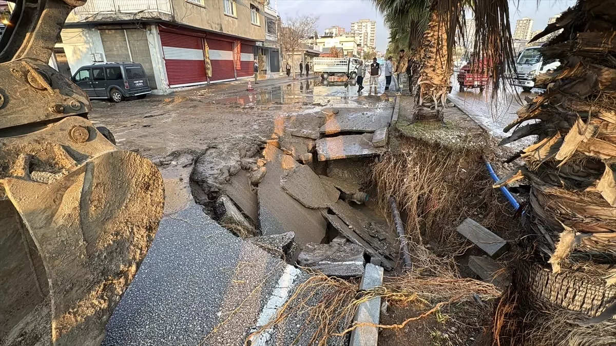 Adana\'da Su Borusu Patladı, Yolda Çukur Oluştu
