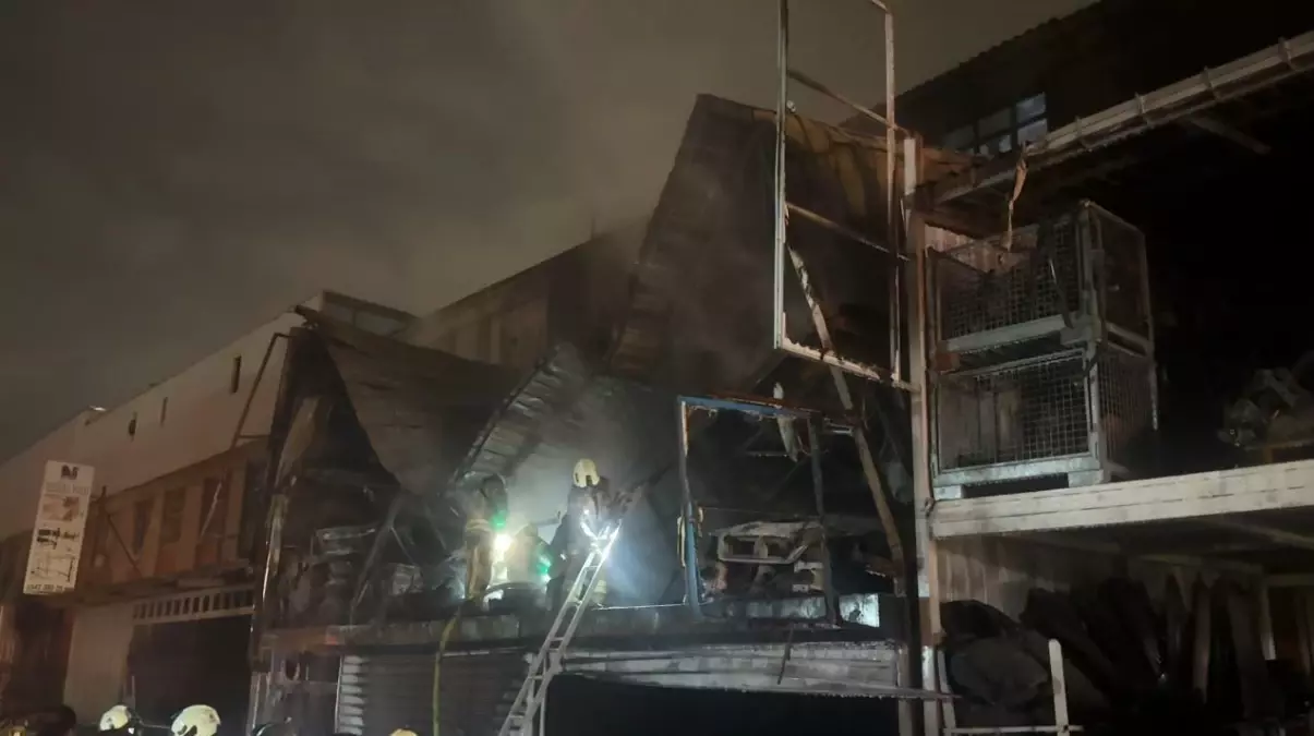 Başakşehir\'de Oto Sanayi Sitesi\'nde Yangın