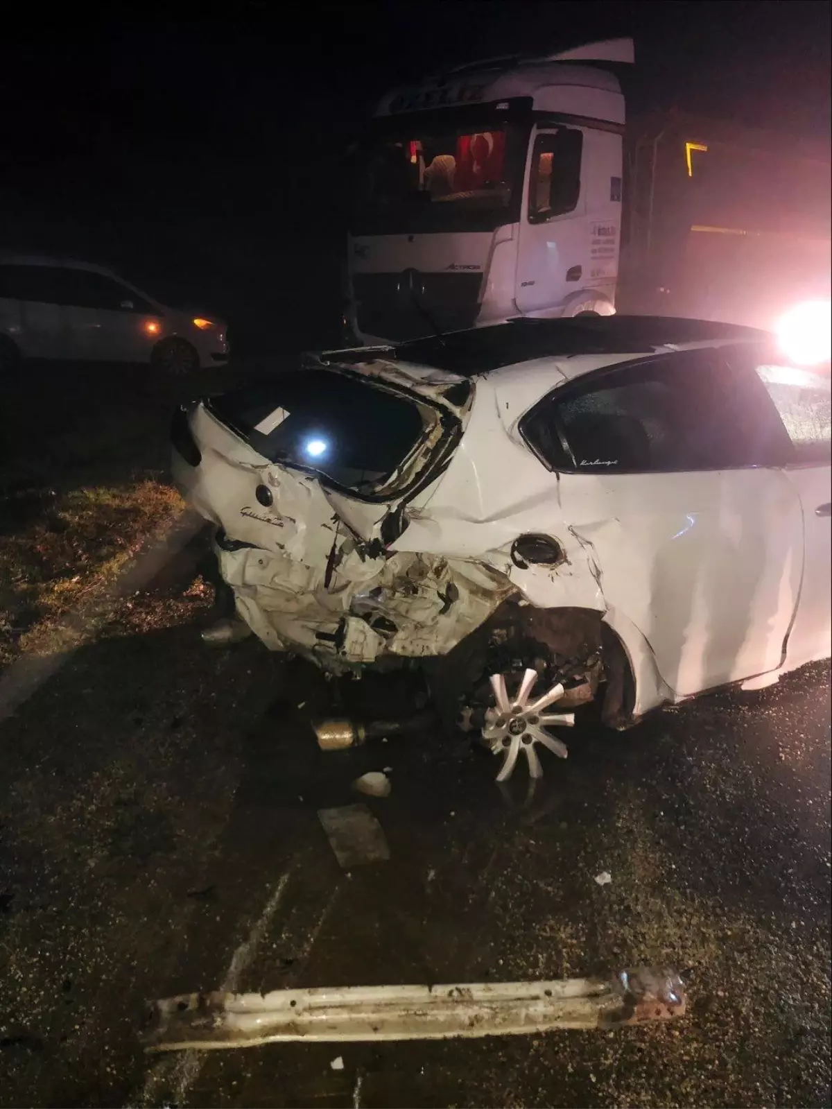 Bilecik\'te Islak Yolda Kaza: 2 Yaralı