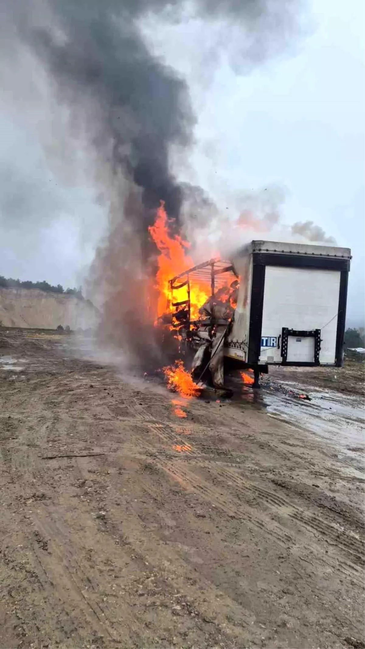 Bolu\'da kağıt yüklü dorse alev topuna döndü