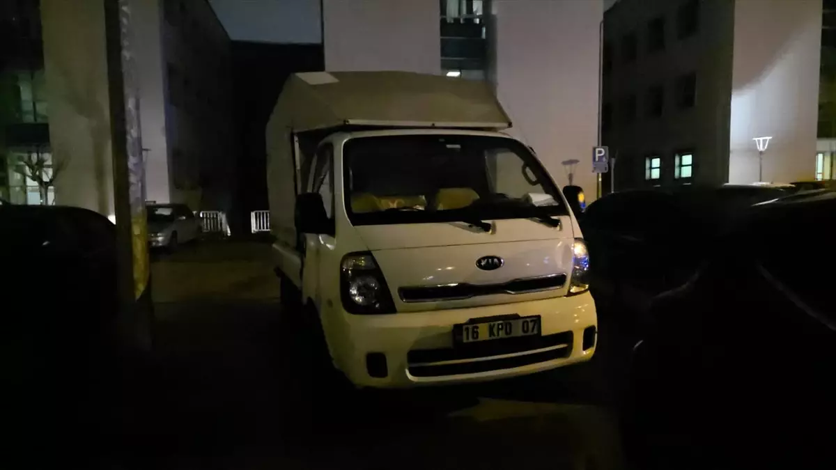 İnegöl\'de Kamyonet, Kadına Çarptı