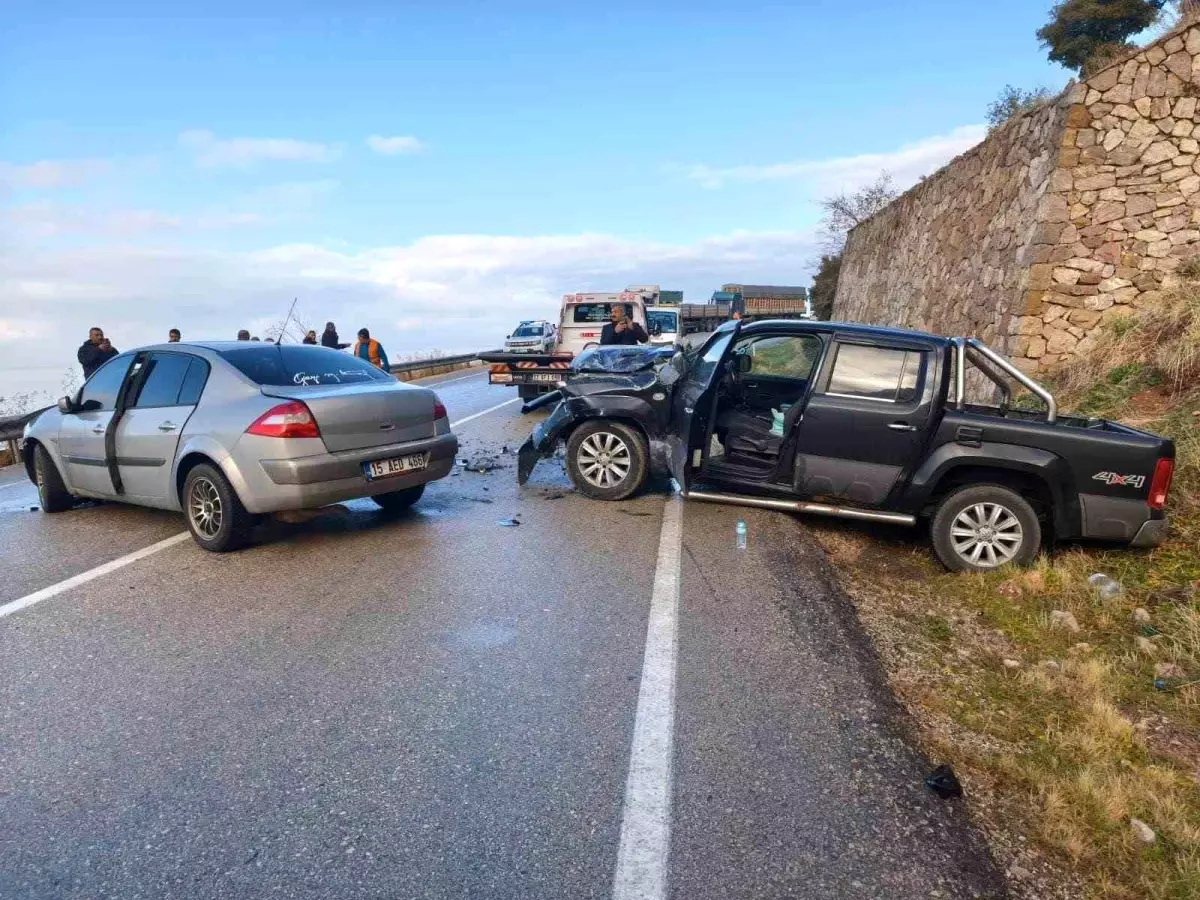 Eğirdir\'de Otomobil Çarpışması: İki Yaralı