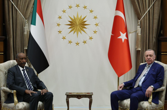 Erdoğan, Sudan lideri Burhan ile görüştü: İş birliği ve insani yardım ön planda