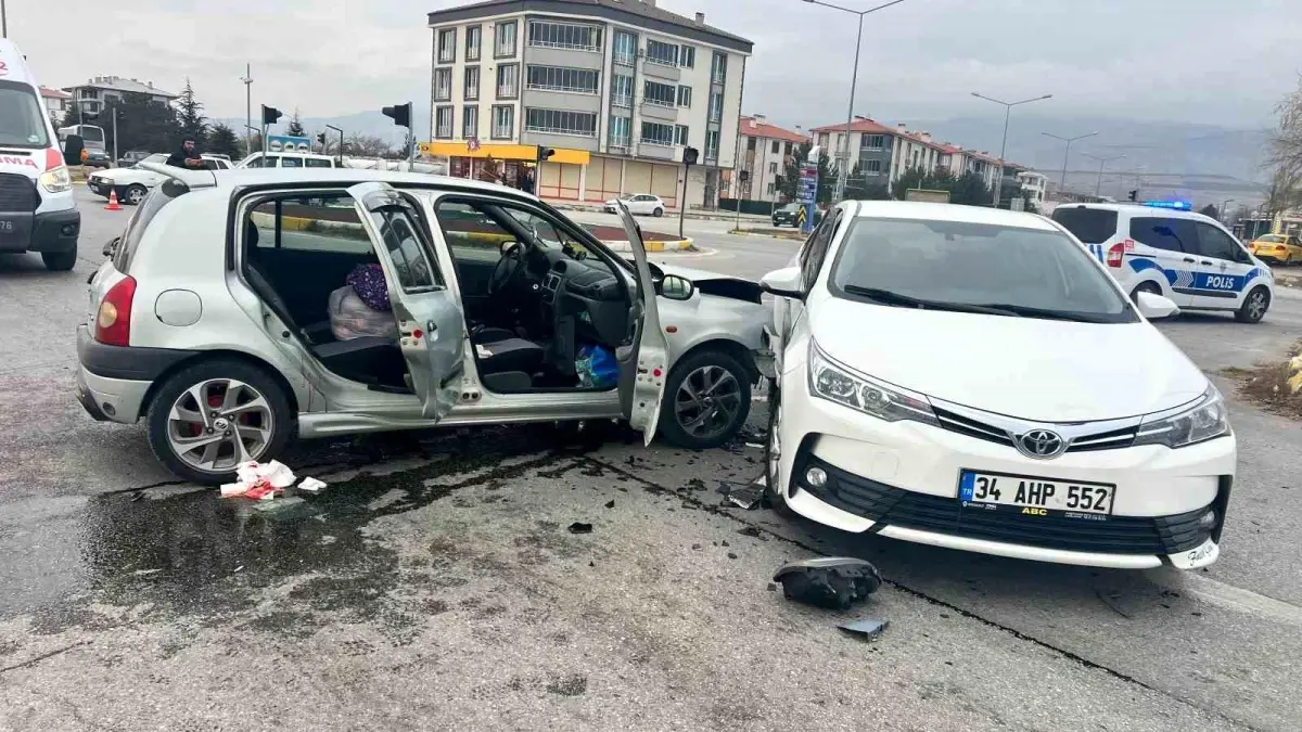 Erzincan\'da Trafik Kazası: 2 Yaralı