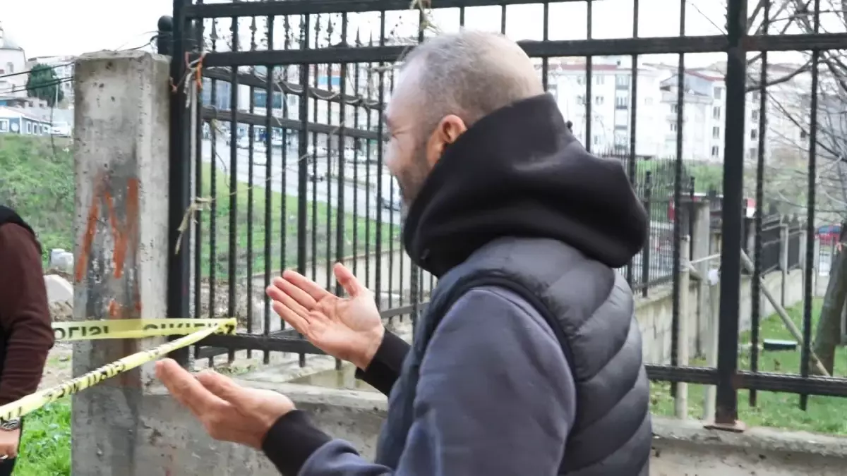 Esenyurt'ta Park Halindeki Araç Göçüğe Düştü