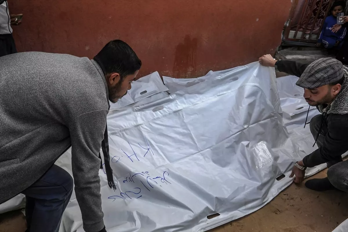 Gazze\'de 2 yıl sonra enkazdan çıkartılan 25 Filistinlinin cenazesi defnedildi