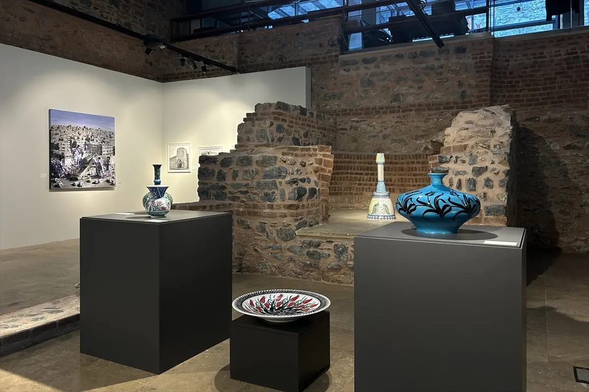 Lalezar Sergisi Genç Sanatçıları Tanıtıyor