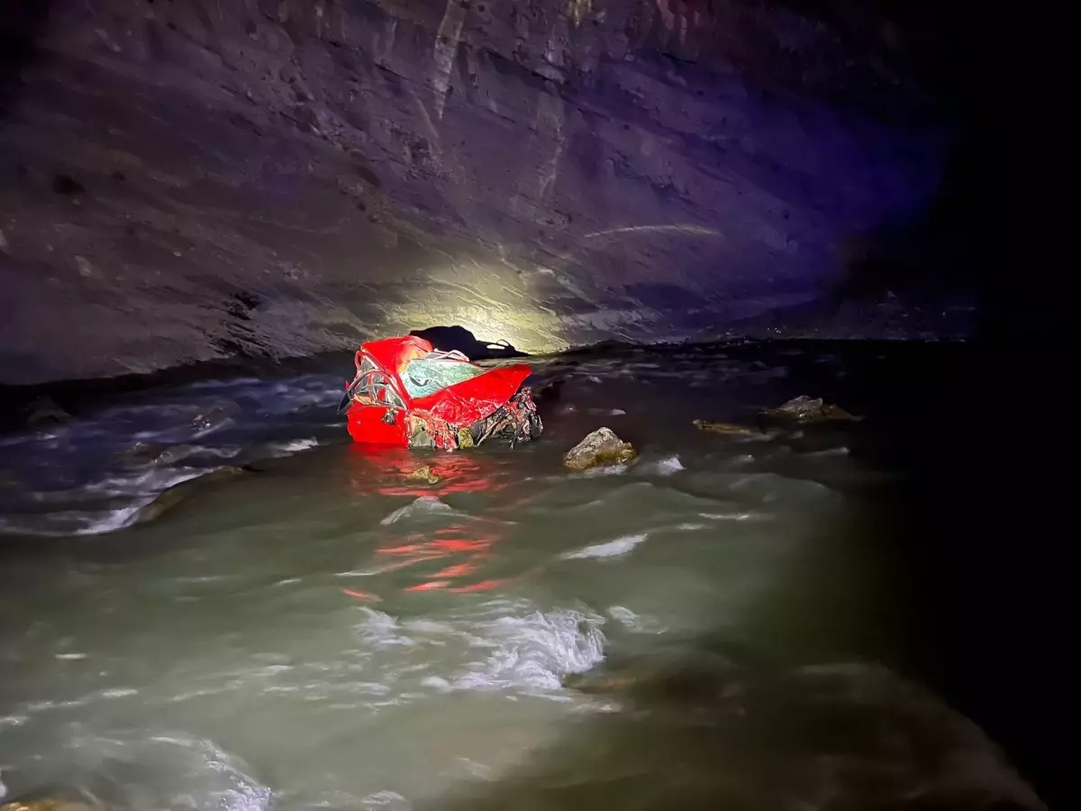 Hakkari\'de Araç Zap Suyuna Düştü
