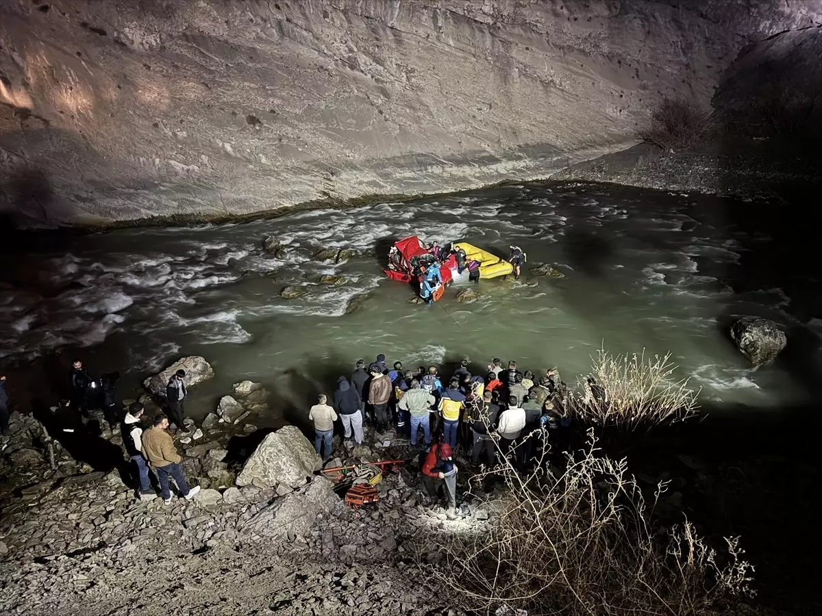 Hakkari\'de Uçurumdan Düşen Kadın Sürücü Kurtarıldı