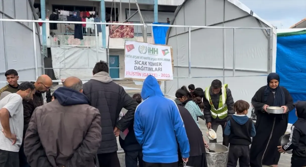 İHH Gazze\'de Sıcak Yemek Dağıttı