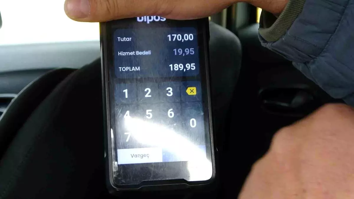 Kadın yolcu ile taksicinin hizmet bedeli tartışması: "Haram olsun" diyerek araçtan indi