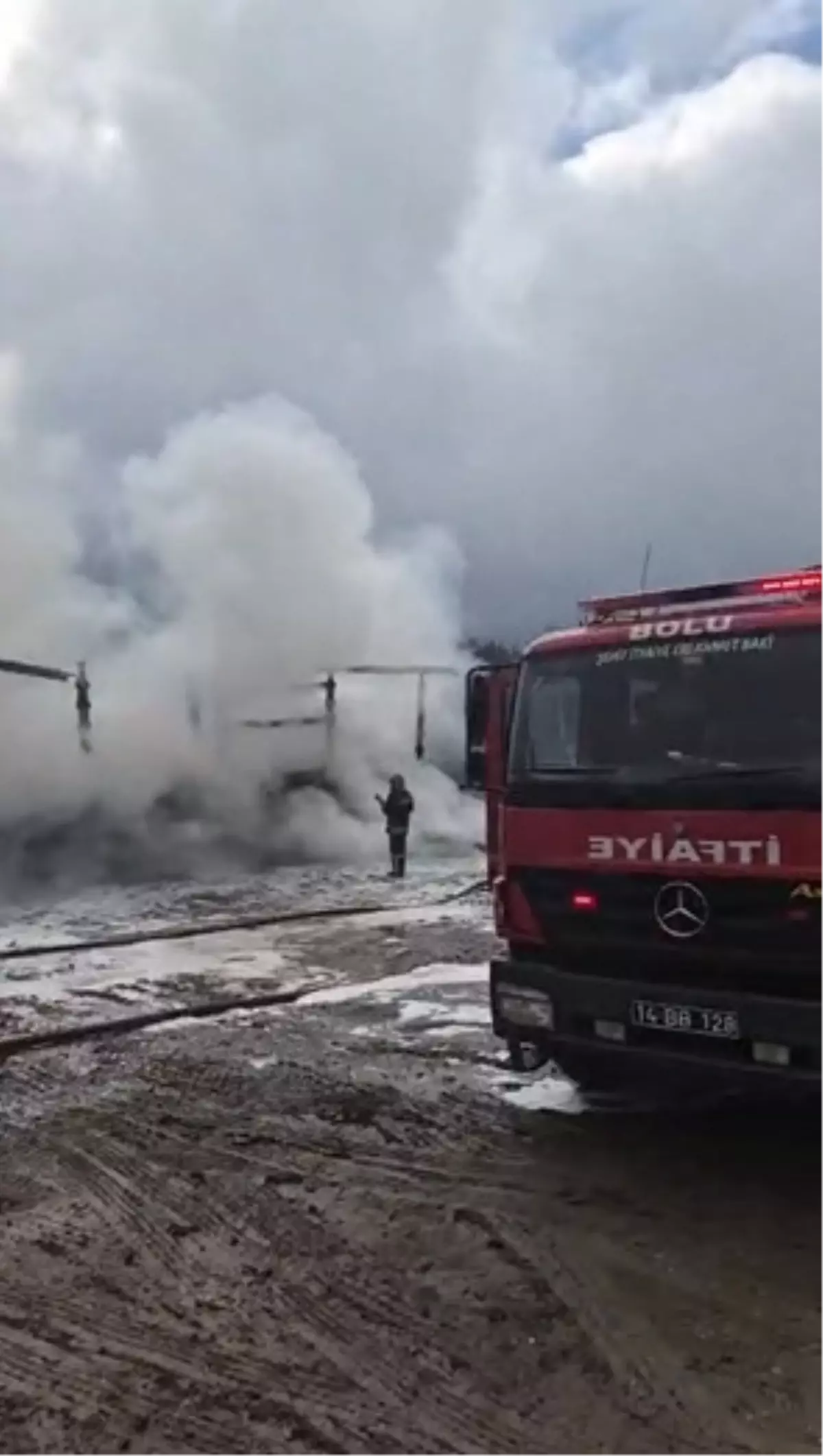 Bolu\'da TIR Dorsesi Yangında Küle Döndü