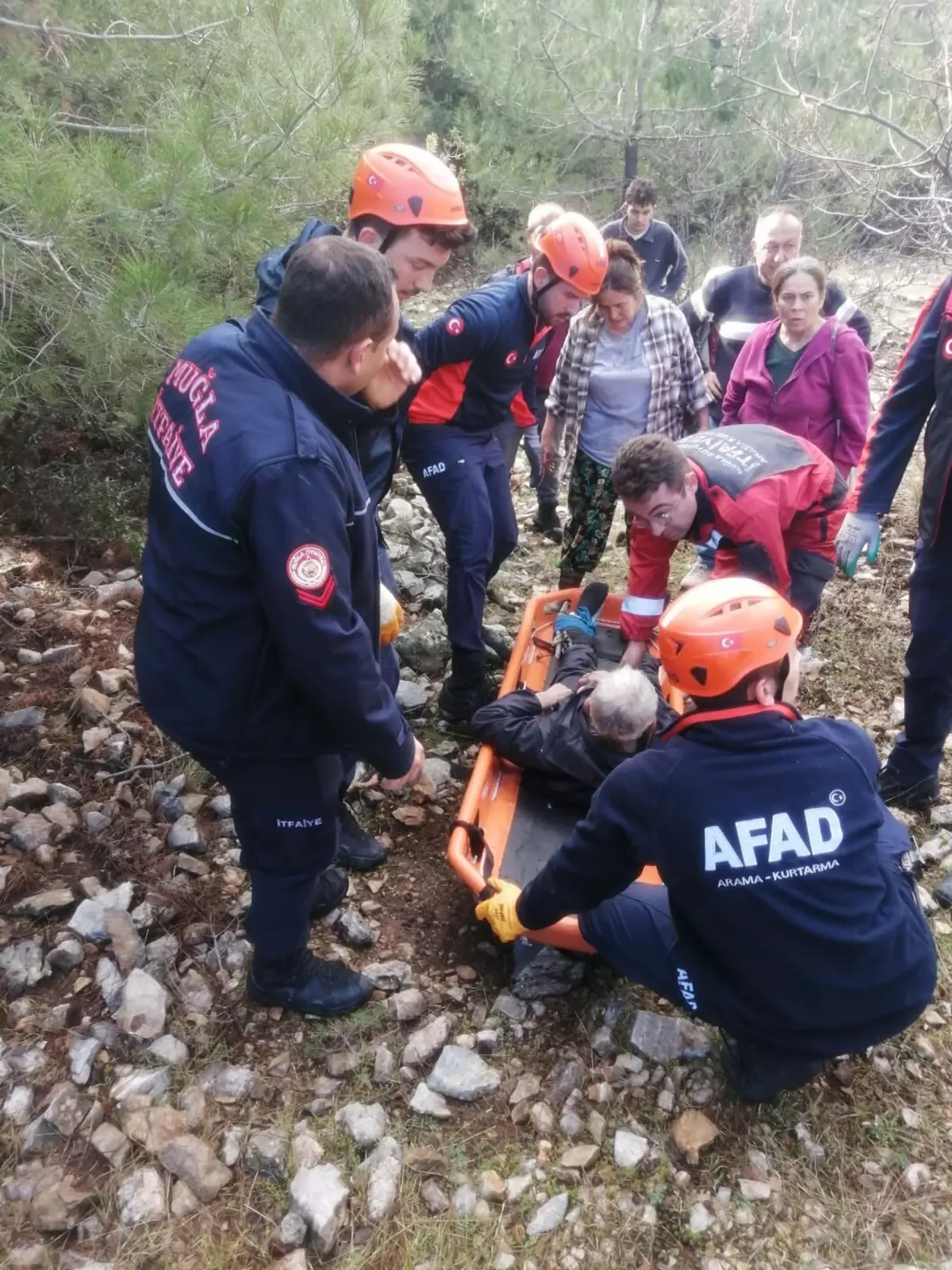 Kayalıklarda Mahsur Kalan Adam Kurtarıldı