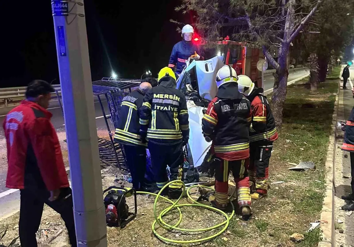 Erdemli\'de Kamyonet Devrildi, Sürücü Kurtarıldı