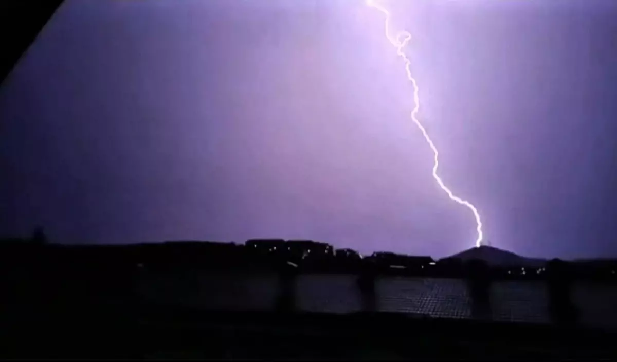 Kuşadası\'nda Şimşeklerle Aydınlanan Gece