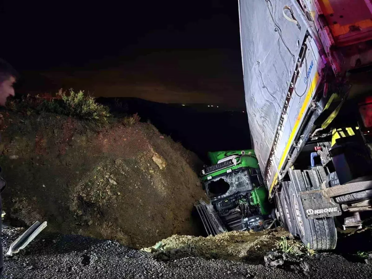 Manavgat\'ta şarampole devrilen tırın sürücüsü ağır yaralandı