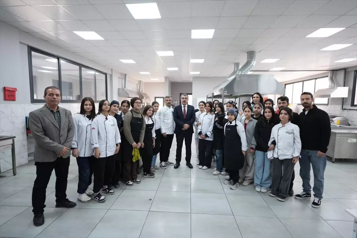 Bakan Tekin Adana\'da Okul Ziyareti Yaptı