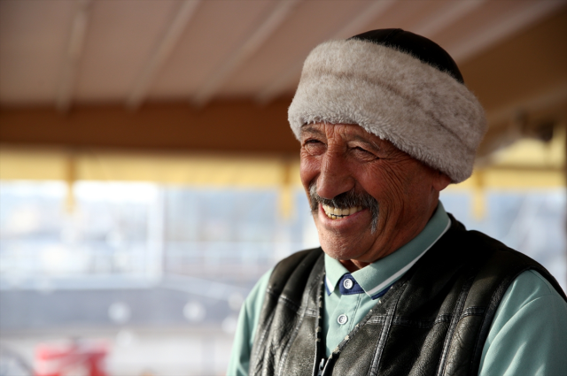 Orta okul mezunu ama tam 9 dil biliyor! Memleketini tüm dünyaya tanıtıyor