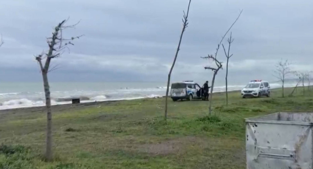 Sahile vuran gizemli sandık ekipleri alarma geçirdi! Üzerindeki yazılar incelenecek