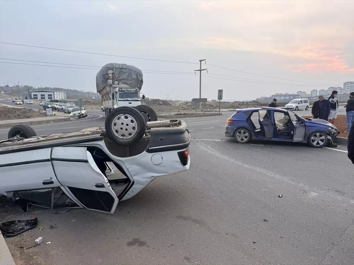 Siverek\'te Otomobil Kazası: İki Yaralı