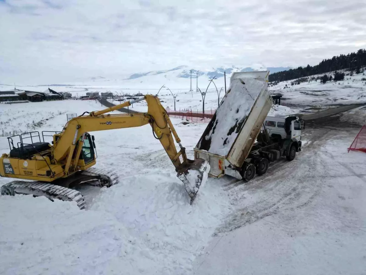 Sarıkamış\'ta asker heykellerin yapımı için kar taşınıyor