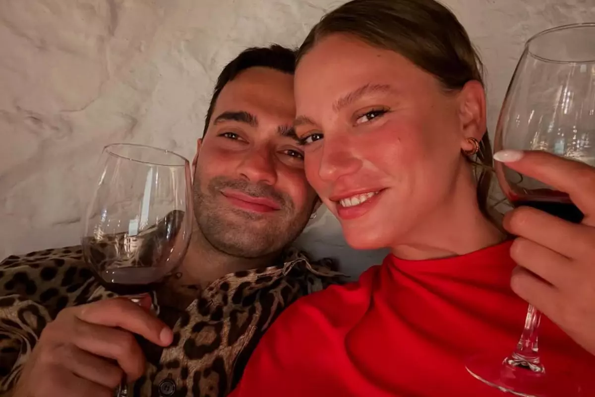 Serenay Sarıkaya\'dan sevgilisi Mert Demir\'e romantik doğum günü kutlaması