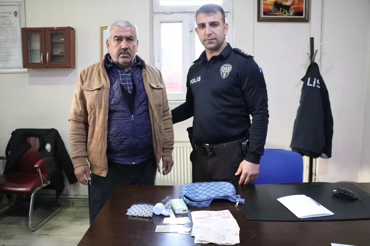 Siirt\'te bir hamal yolda bulduğu 10 bin lirayı sahibine ulaştırdı