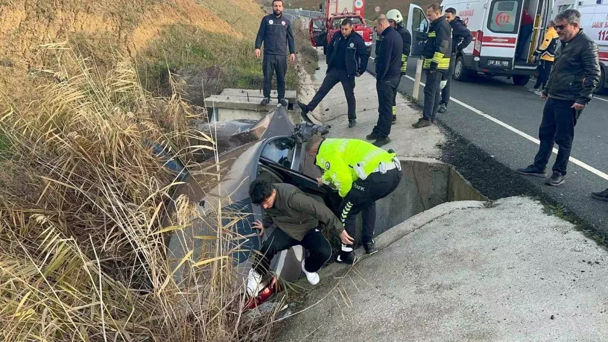 Muratlı\'da Otomobil Su Kanalına Düşündü