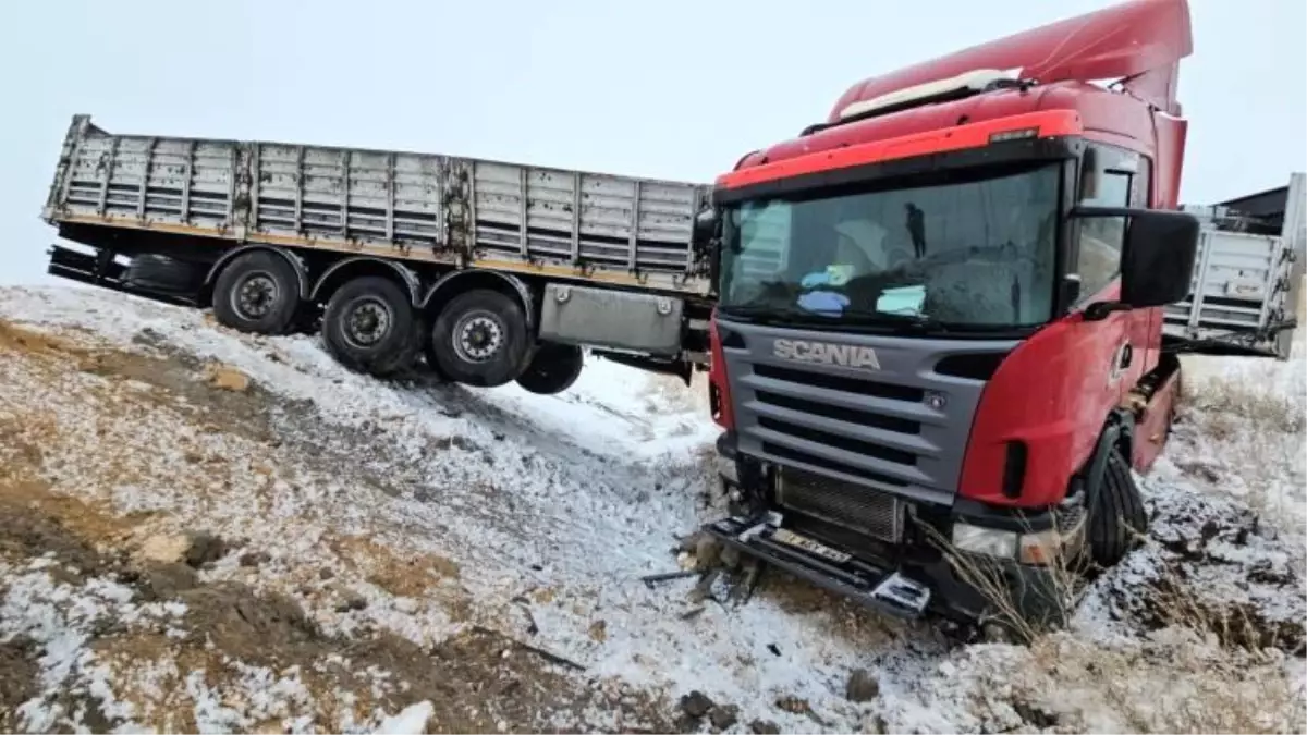 Bitlis\'te Tır Devrildi, Sürücü Yaralandı