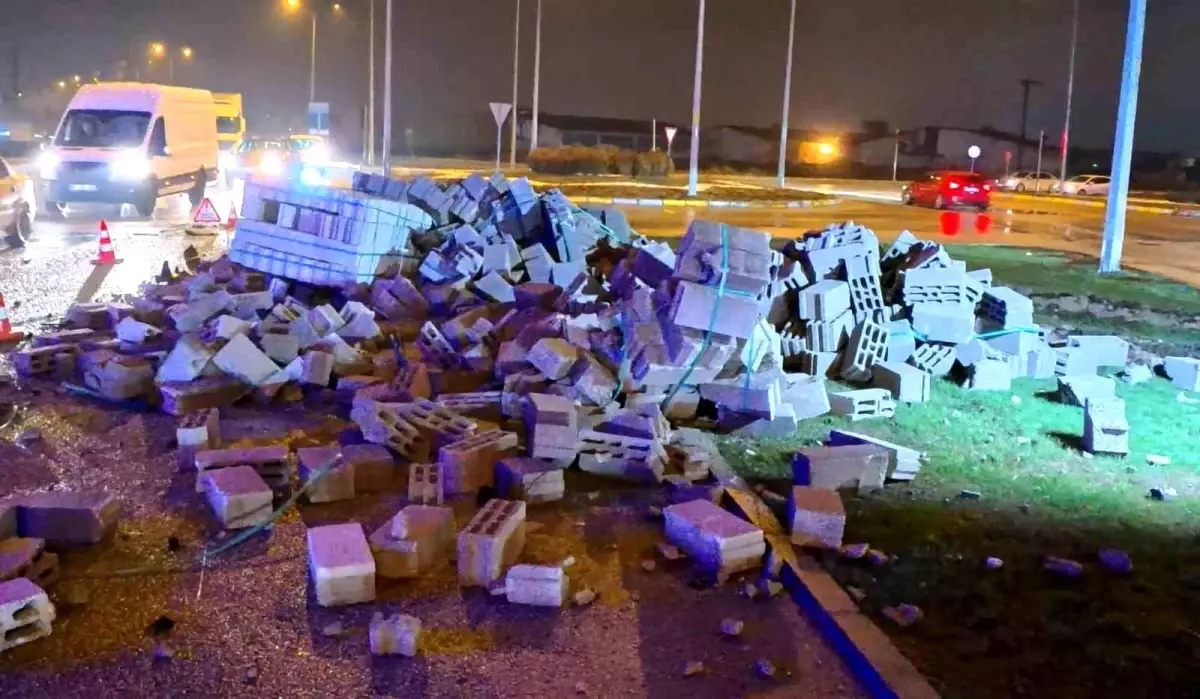 Aksaray\'da Tır ile Servis Aracı Çarpıştı