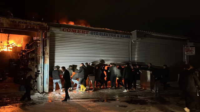 Alevlere teslim olan iş yerlerindeki araçları kurtarmak için zamanla yarıştılar Alevlere teslim olan iş yerlerindeki araçları kurtarmak için zamanla yarıştılar