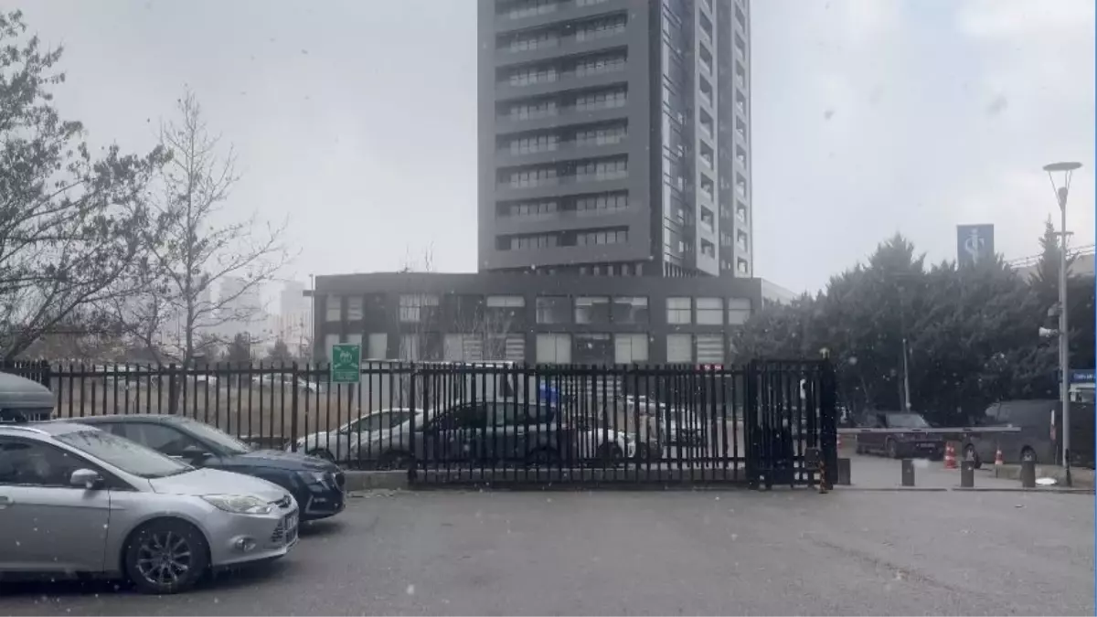 Ankara\'da Mevsimin İlk Karı Düştü