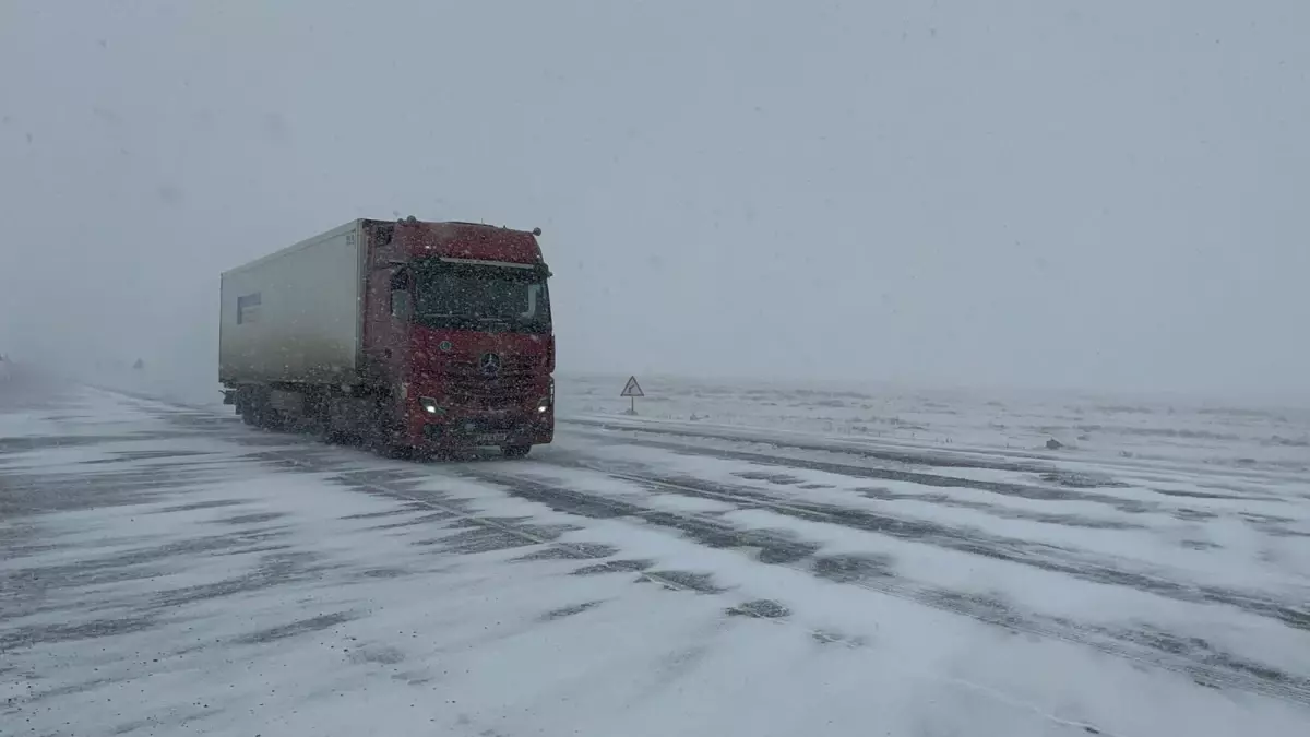 Ardahan\'da Kar Yağışı Ulaşımı Etkiledi