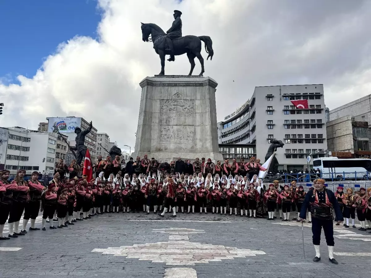 Atatürk\'ün Ankara\'ya Gelişi İçin Kortej