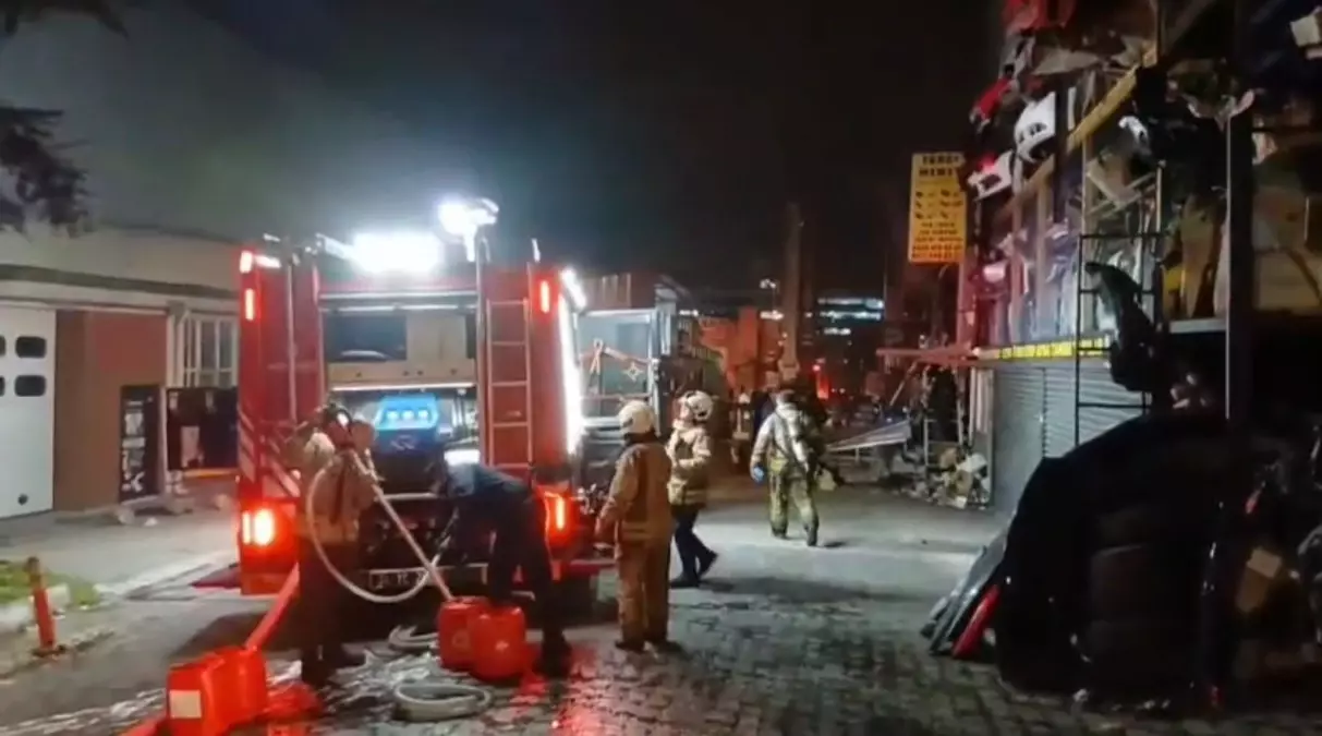 Başakşehir\'de Oto Sanayi Sitesi\'nde Yangın