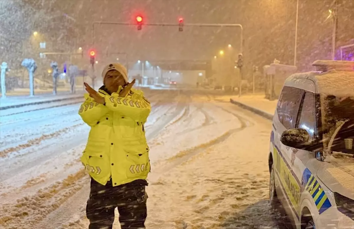 Bitlis\'te Kar ve Tipi Sürücüleri Mahsur Bıraktı