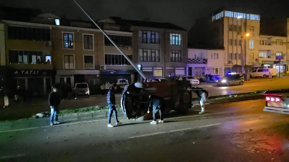 İnegöl\'de Otomobil Devrildi, 3 Yaralı