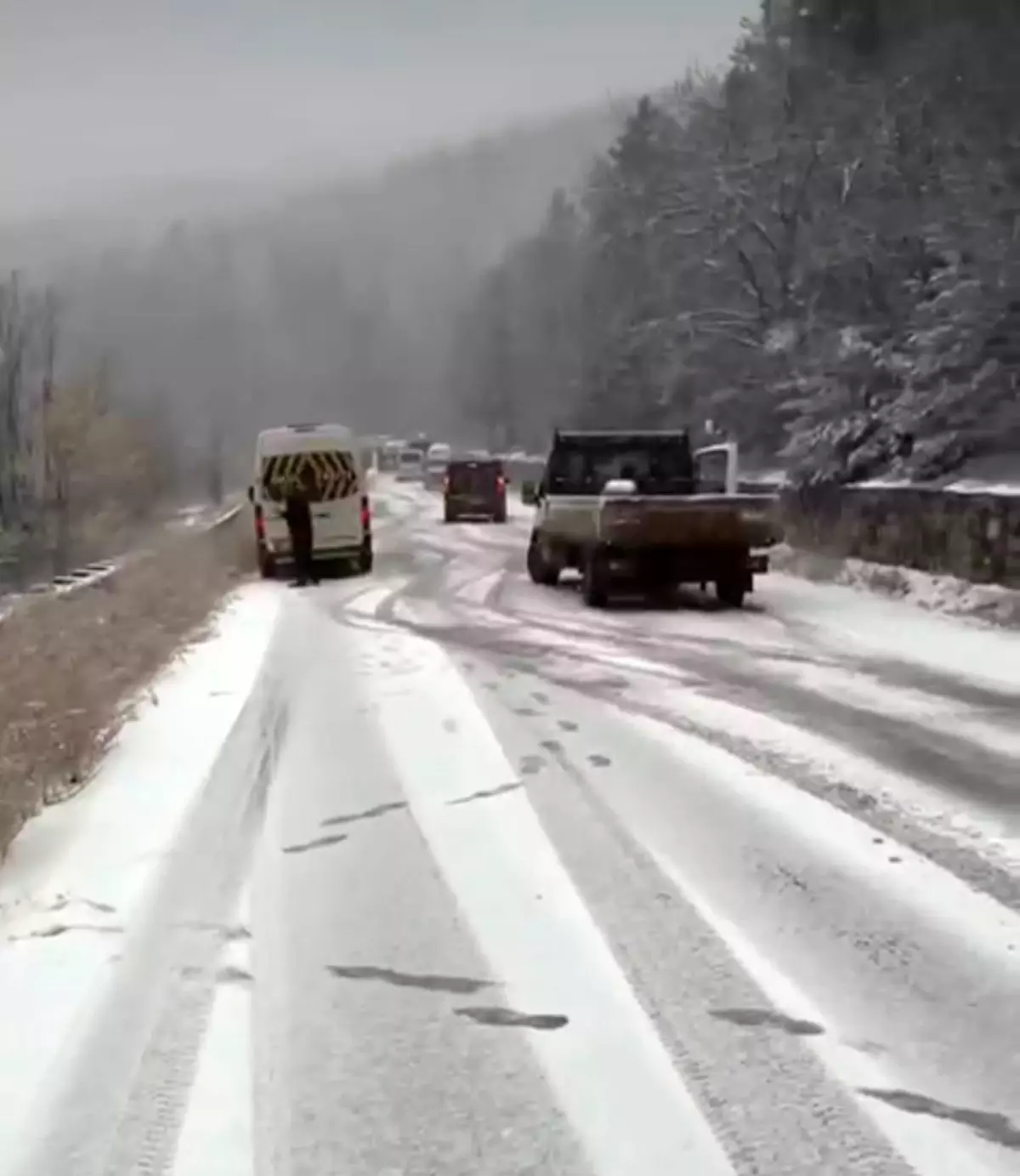Bursa\'da yoğun kar yolları kapattı